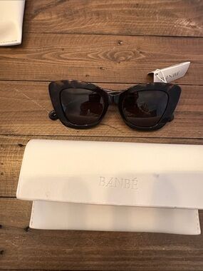 BANBÉ Womens Cat Eye Tortoiseshell Sunglasses - Dark Brown Lenses